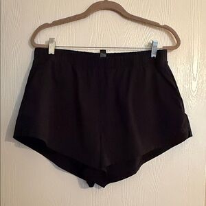 GAP Women's Mid rise runaround shorts